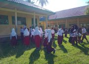 Guru Beserta Peserta Didik Bersihkan Lingkungan SD Negeri 107 Kaur