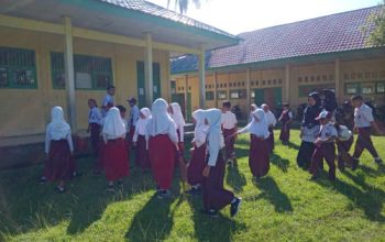 Guru Beserta Peserta Didik Bersihkan Lingkungan SD Negeri 107 Kaur