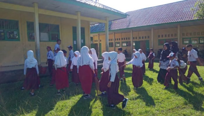 Guru Beserta Peserta Didik Bersihkan Lingkungan SD Negeri 107 Kaur