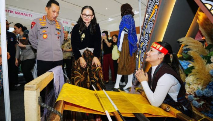 Kapolri Bersama Ketua Umum Bhayangkari Tinjau Bazar Kreasi Bhayangkari Nusantara 2026