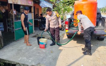 Polres Kaur Salurkan Air Bersih kepada Warga Terdampak Kemarau Panjang  KAUR – Sebagai bentuk kepedulian terhadap