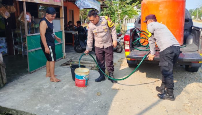Polres Kaur Salurkan Air Bersih kepada Warga Terdampak Kemarau Panjang  KAUR – Sebagai bentuk kepedulian terhadap
