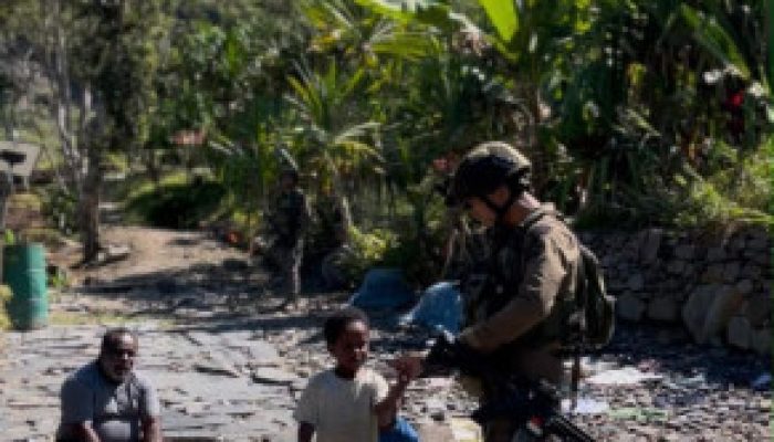 *Patroli Jalan Kaki Satgas Ops Damai Cartenz-2026 Buka Ruang Dialog dengan Warga di Puncak Jaya*