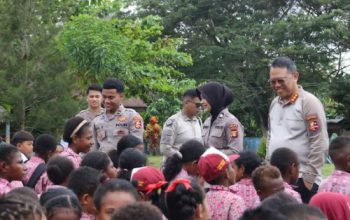 Satgas Ops Damai Cartenz Salurkan Bantuan Seragam Sekolah dan Berikan Edukasi Bahaya Narkoba dan Bijak Bermedia Sosial kepada Pelajar di Sarmi
