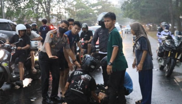 Humanis dan Responsif, Kapolda Bengkulu Berikan Pertolongan kepada Korban Laka di Pantai Panjang