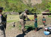 Patroli Humanis Satgas Kepolisian Ops Damai Cartenz di Puncak Jaya Pererat Kedekatan dengan Masyarakat