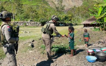 Patroli Humanis Satgas Kepolisian Ops Damai Cartenz di Puncak Jaya Pererat Kedekatan dengan Masyarakat