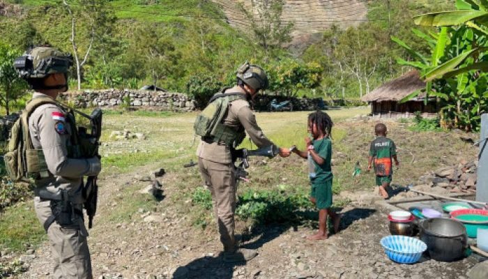 Patroli Humanis Satgas Kepolisian Ops Damai Cartenz di Puncak Jaya Pererat Kedekatan dengan Masyarakat