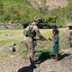 Patroli Humanis Satgas Kepolisian Ops Damai Cartenz di Puncak Jaya Pererat Kedekatan dengan Masyarakat