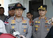 Kapolda NTT Tinjau Rumah Warga Terdampak Gempa, Salurkan Bantuan Sosial