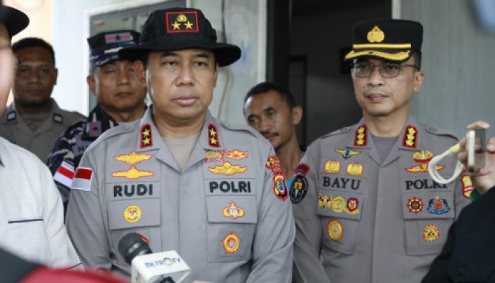 Kapolda NTT Tinjau Rumah Warga Terdampak Gempa, Salurkan Bantuan Sosial