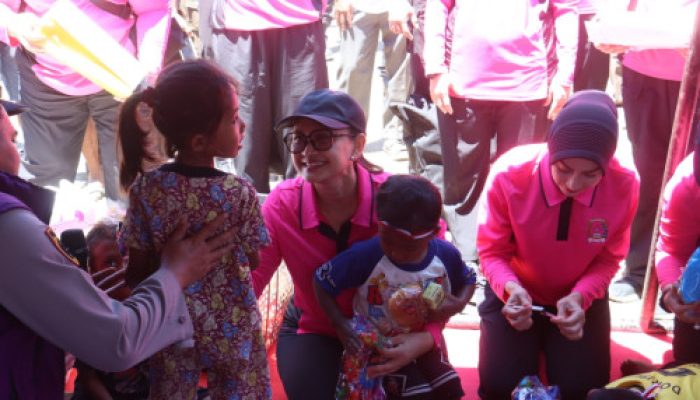 Ketua Umum Bhayangkari Gelar Bakti Sosial dan Bakti Kesehatan bagi Pengungsi Gempa Flores