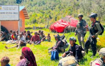 Sambangi Warga di Sinak, Satgas Kepolisian Operasi Damai Cartenz Berikan Pelayanan Kesehatan