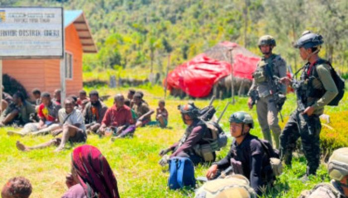 Sambangi Warga di Sinak, Satgas Kepolisian Operasi Damai Cartenz Berikan Pelayanan Kesehatan
