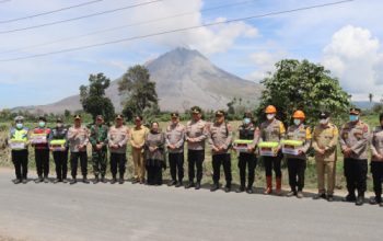 Gunung Sinabung Berstatus Siaga, 176 Personel Polri Dikerahkan untuk Layani dan Lindungi Masyarakat